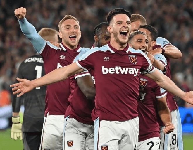 《女巨人游乐场》官方新截图：性感白丝狐妖践踏城市